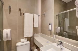 Fast Sleep Suites by Slaviero Hoteis - Hotel dentro do Aeroporto de Guarulhos - Terminal 2 - desembarque oeste的一间浴室