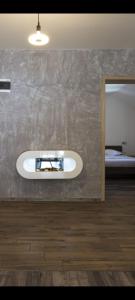 um quarto com um espelho e um lavatório na parede em Ski View em Poiana Brasov