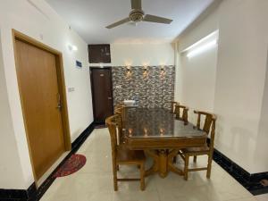 jadalnia ze stołem i krzesłami oraz wentylatorem sufitowym w obiekcie 3 beds flat in Chittagong w mieście Ćottogram