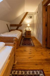a attic bedroom with two beds and a desk at Villa Landidyll mit separatem Wellness-Bereich in Joachimsthal