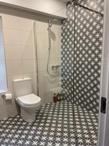W łazience znajduje się biała toaleta i prysznic. w obiekcie Woodstock Courtyard w mieście Inistioge