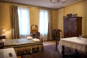 1 dormitorio con 1 cama, vestidor y ventanas en Austeria Klezmer Hois, en Cracovia