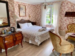 Un dormitorio con una cama, una mesa y una silla. en Villa Fryksta, en Kil