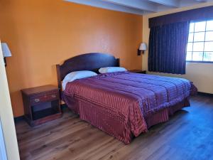 Habitación de hotel con cama y ventana en Espana Motel en Norwalk