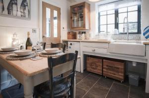 Nhà bếp/bếp nhỏ tại The Old Spa - 2 Bedroom Cottage - Pleasant Valley +53 ảnh