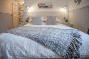 Giường trong phòng chung tại The Old Spa - 2 Bedroom Cottage - Pleasant Valley