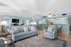 uma sala de estar com um sofá e cadeiras em Edgewater Golf Villa 2110 em Panama City Beach