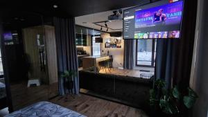 um quarto com um grande ecrã na parede em Apartament Czarna Perła z duzym tarasem 75m2 na dachu i garazem podziemnym NEW em Kielce
