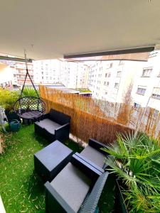 a rooftop patio with benches and a fence at TROIS PIECES DE CHARME AUX PORTES DE GENEVE in Annemasse