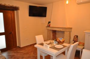 une salle à manger avec une table et une cheminée dans l'établissement Terrae Tiferni, à Gioia Sannitica