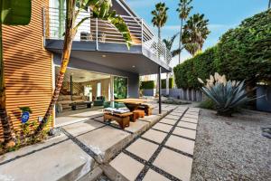 ロサンゼルスにあるCheerful 4Bedrooms 2.5Bath Villa Venice Beach CAのパティオ(テーブル、椅子付)が備わる家です。