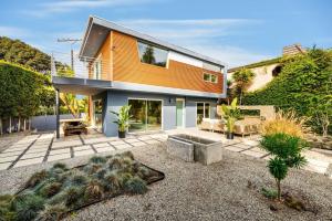 a modern house with an orange at Cheerful 4Bedrooms 2.5Bath Villa Venice Beach CA in Los Angeles