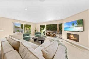 a living room with a large couch and a fireplace at Cheerful 4Bedrooms 2.5Bath Villa Venice Beach CA in Los Angeles