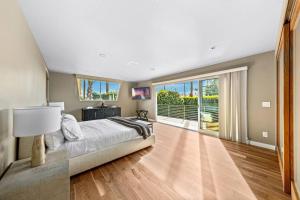 1 dormitorio con cama grande y ventana grande en Cheerful 4Bedrooms 2.5Bath Villa Venice Beach CA, en Los Ángeles