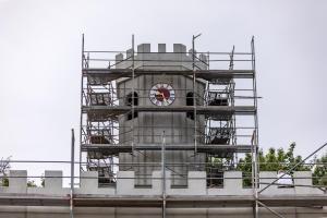 une tour d'horloge est recouverte d'échafaudages dans l'établissement Kim Hotel Im Park, à Dresde