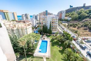 ariaal uitzicht op een stad met een zwembad en gebouwen bij Apartamento Torreblanca del sol in Fuengirola