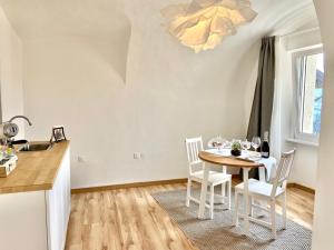 a dining room with a table and chairs and a kitchen at B&B L'edera in Trento