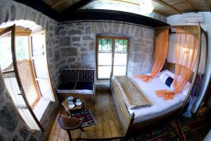 uma vista superior de um quarto com uma cama e janelas em Bosnian National Monument Muslibegovic House em Mostar