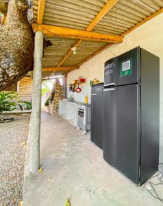 eine Küche mit 2 Kühlschränken in einem Zimmer in der Unterkunft Padang Hostel in Pipa