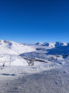 una montaña cubierta de nieve con un camino en la nieve en Apartaments Els Avets, en Pas de la Casa