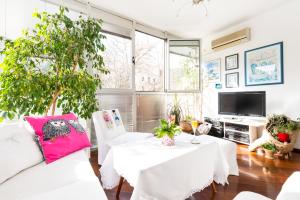sala de estar con sofá blanco y mesa en Apartment Rina, en Dubrovnik