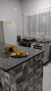 una cocina con una barra con un plato de pan en Casa recém construída na Ilha Comprida, en Ilha Comprida