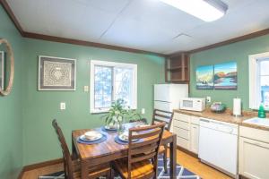 Ảnh trong thư viện ảnh của The Cub Cottage in North Pole AK ở North Pole