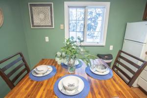 Ảnh trong thư viện ảnh của The Cub Cottage in North Pole AK ở North Pole +16 ảnh