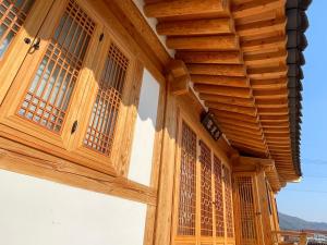 Balkón nebo terasa v ubytování Hanok Stay - JukRokJungSa