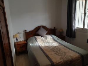 Schlafzimmer mit einem Bett und einem Fenster in der Unterkunft Casa de la musica in Camposol