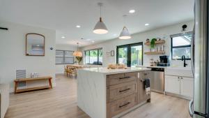 Η κουζίνα ή μικρή κουζίνα στο Hidden Oasis in Deerfield Beach with Heated Pool