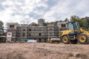 ein gelber Bulldozer, der vor einem Gebäude parkt in der Unterkunft Kim Hotel Im Park in Dresden