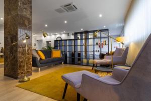 Uma área de estar em In Gold Hotel & Spa