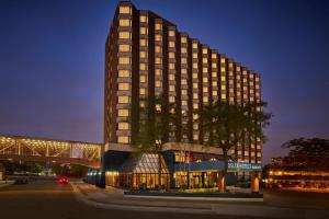 um edifício alto com luzes acesas à noite em Delta Hotels by Marriott Toronto Mississauga em Mississauga