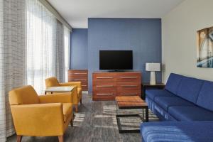 Residence Inn By Marriott Berkeley的电视和/或娱乐中心