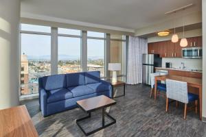Residence Inn By Marriott Berkeley的厨房或小厨房