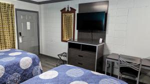 Ένα ή περισσότερα κρεβάτια σε δωμάτιο στο Sheridan Inn