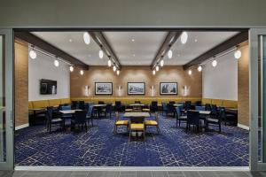 伯克利Residence Inn By Marriott Berkeley的一间有桌椅的大餐厅
