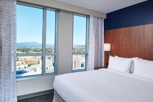 Residence Inn By Marriott Berkeley客房内的一张或多张床位