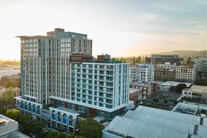 een luchtzicht op een stad met hoge gebouwen bij Residence Inn By Marriott Berkeley in Berkeley