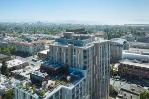 eine Luftansicht einer Stadt mit Gebäuden in der Unterkunft Residence Inn By Marriott Berkeley in Berkeley