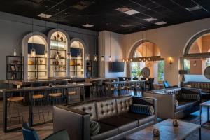 ein Restaurant mit Sofas und einer Bar in der Unterkunft The Westin Rancho Mirage Golf Resort & Spa in Rancho Mirage