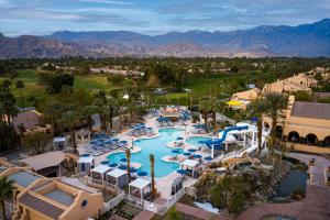 蘭喬米拉的住宿－The Westin Rancho Mirage Golf Resort & Spa，享有带游泳池的度假村的空中景致