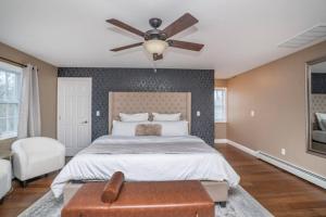 a bedroom with a bed and a ceiling fan at Beautiful Modern Farmhouse Style Mins 2 Beach, Winery, Casino, Shopping and More 