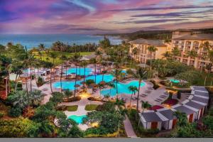 una vista aérea de un complejo con varias piscinas en The Ritz-Carlton Maui, Kapalua en Lahaina