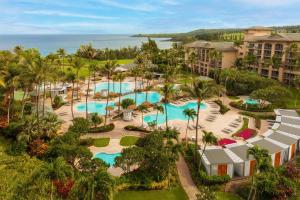 una vista aérea de un complejo con piscina en The Ritz-Carlton Maui, Kapalua en Lahaina