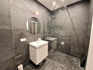 W łazience znajduje się umywalka i prysznic. w obiekcie Apartament ulica Lema - Tauron Arena Kraków, parking, WiFi w Krakowie