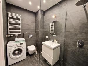 W łazience znajduje się pralka i umywalka. w obiekcie Apartament ulica Lema - Tauron Arena Kraków, parking, WiFi w Krakowie
