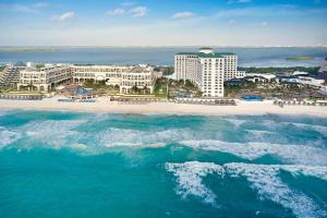 eine Luftansicht auf einen Strand mit Hotels und dem Meer in der Unterkunft JW Marriott Cancun Resort & Spa in Cancún