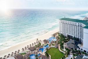 eine Luftansicht auf das Hotel und den Strand in der Unterkunft JW Marriott Cancun Resort & Spa in Cancún